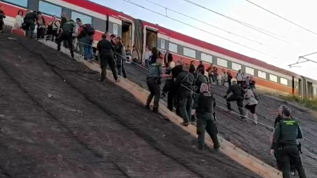 Rescate tren Valencia durante el apagón del lunes 28 de abril.