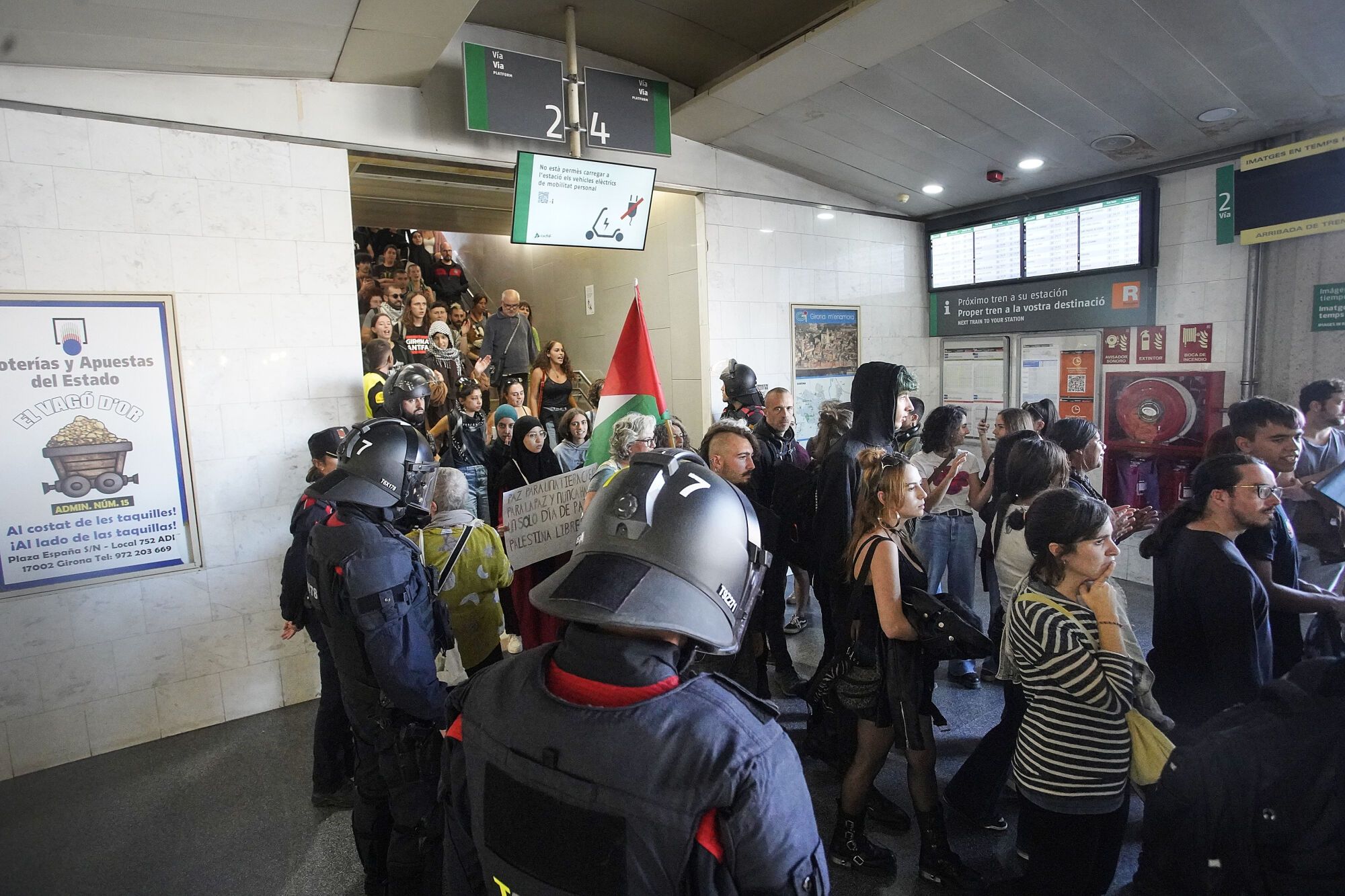 Girona estació tren convencional vies tallades manifestació propalestina intersindical
