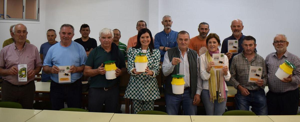 Arévalo y Méndez entregan 400 trampas de velutinas a apicultores de las 10 parroquias.