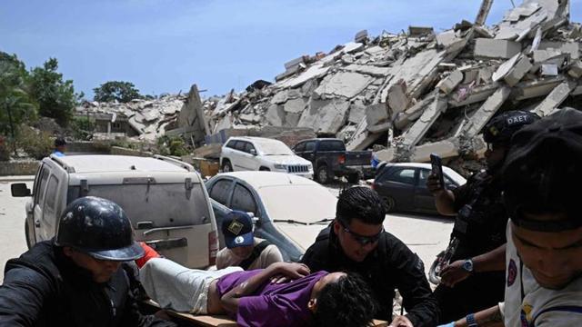 Els equips de rescat socorren els ferits a Los Corales, a l’estat de La Guaira, al nord de Caracas. | FEDERICO PARRA / AFP