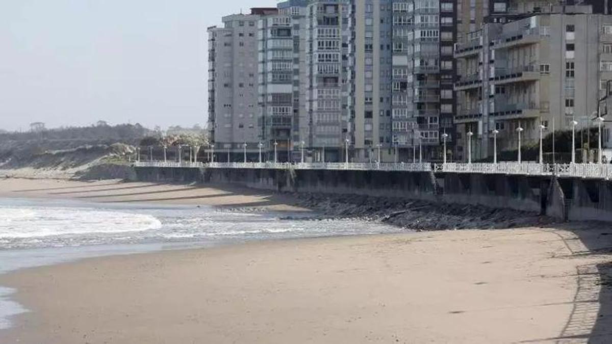 El paseo de la playa de Salinas.