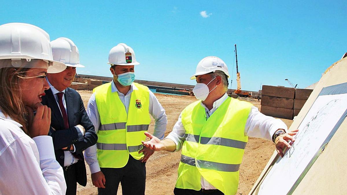 Dolores Corujo, Sebastián Franquis y Óscar Noda atiende la explicación del técnico en la visita al puerto de Yaiza. | | LP/DLP