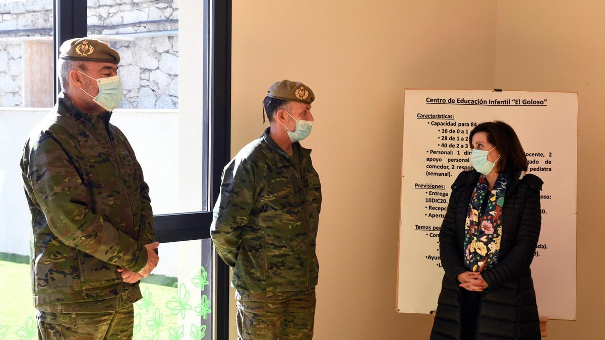 La ministra de Defensa, Margarita Robles, junto a militares.