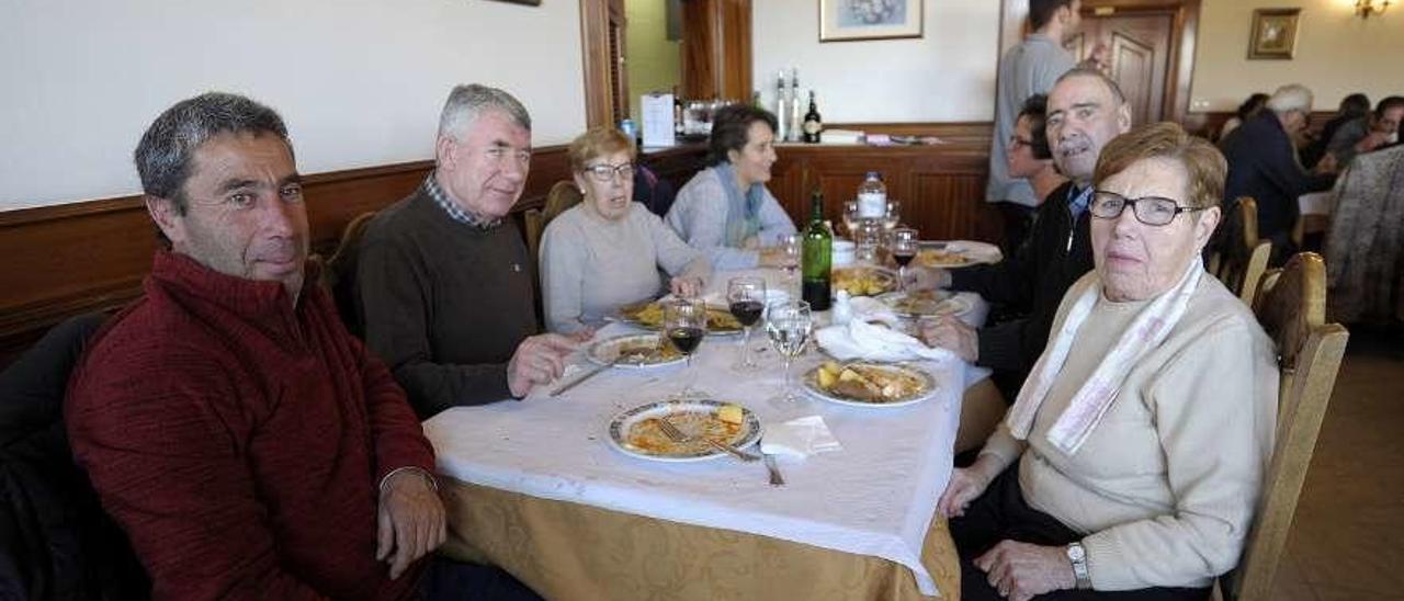 Josefa Ferradás, a la derecha, celebró su onomástica en un restaurante con su familia. // Bernabé/Javier Lalín