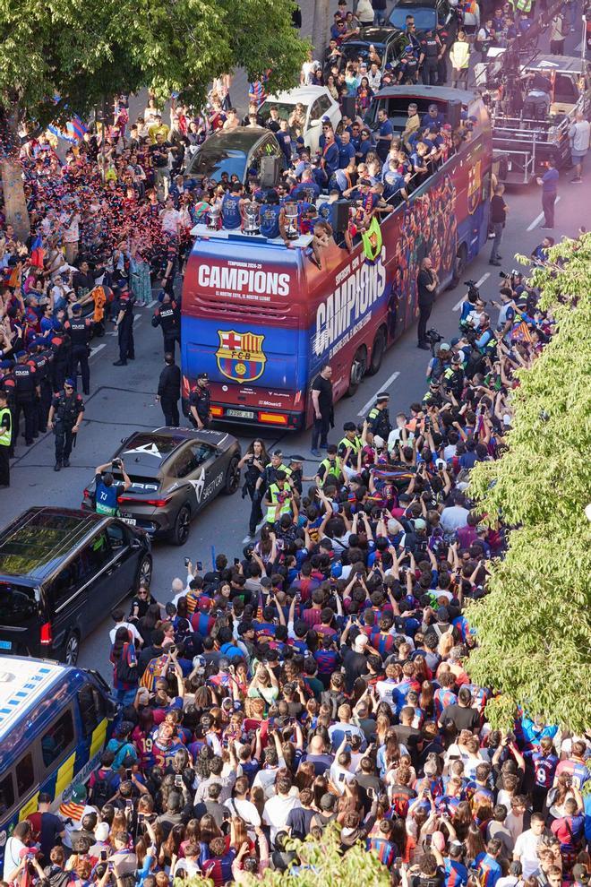 ¡De locos! Las mejores imágenes de una ciudad entregada al Barça