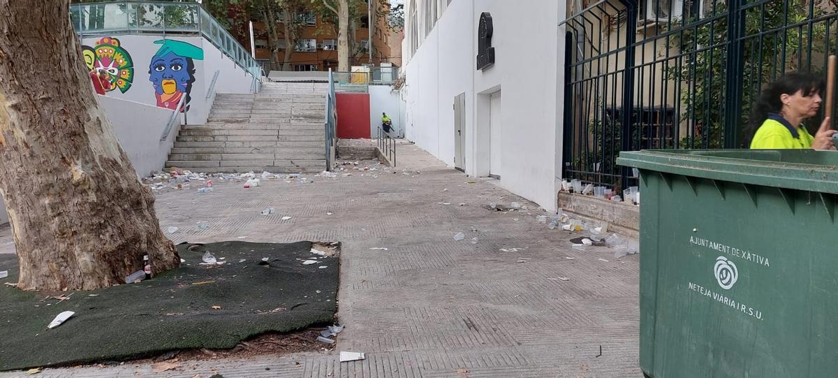 Basura acumulada frente a una discoteca en Xàtiva.