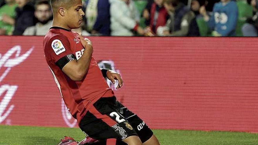 Cucho HernÃ¡ndez se santigua tras celebrar el gol que ponÃ­a al Mallorca 0-1 en el VillamarÃ­n.