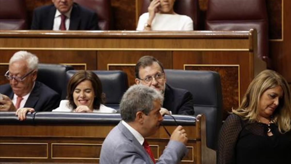 Francesc Homs pasa por delante de la bancada de Mariano Rajoy, ayer en el Congreso, al dirigirse a votar.