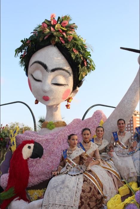 Tres generaciones de falleras en la Batalla de Flores