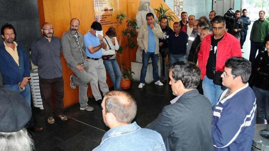 Concentración de trabajadores municipales en 2010 para protestar por las rebajas salariales. // S.A.