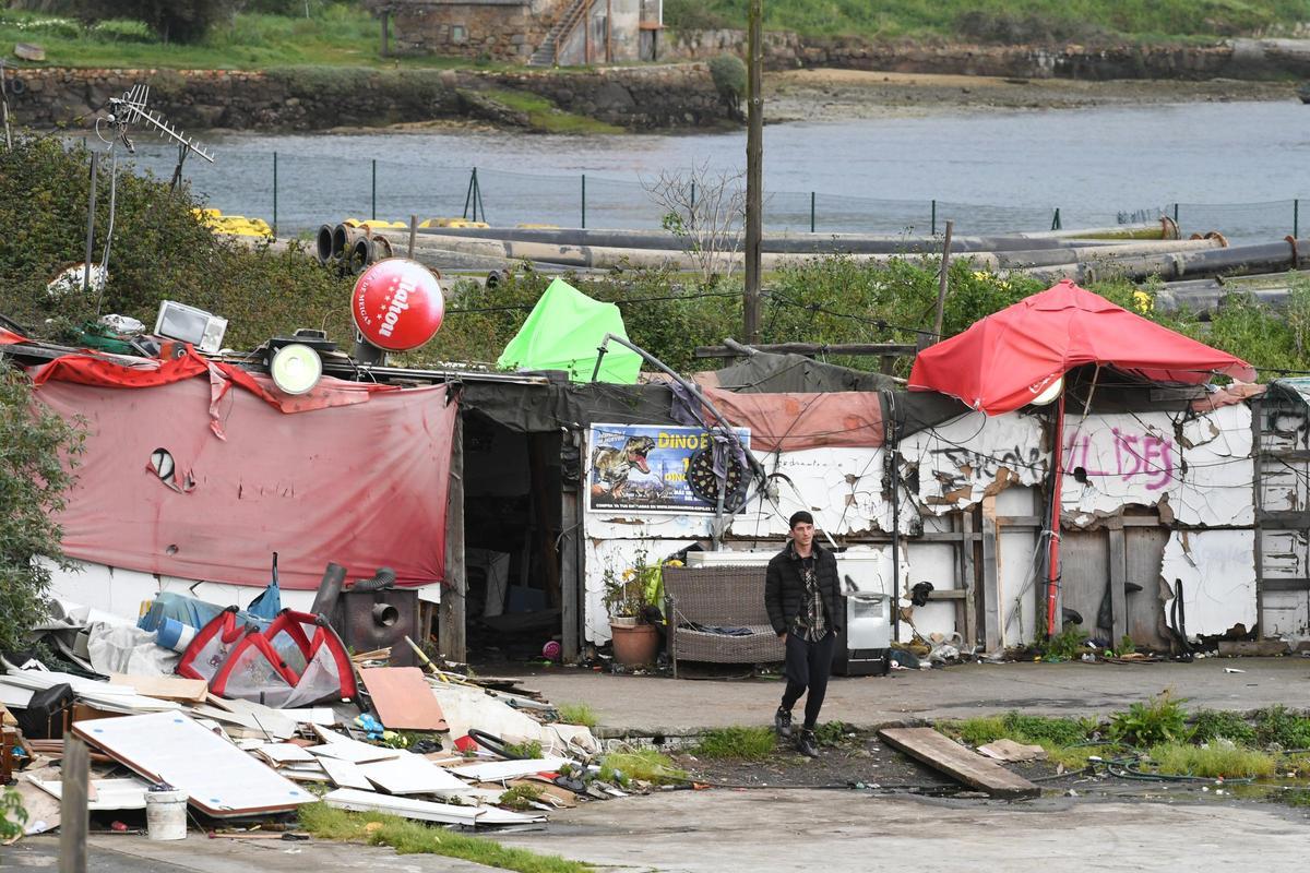 Adiós a la última chabola de A Pasaxe y a dos construcciones ocupadas de forma ilegal junto a la ría