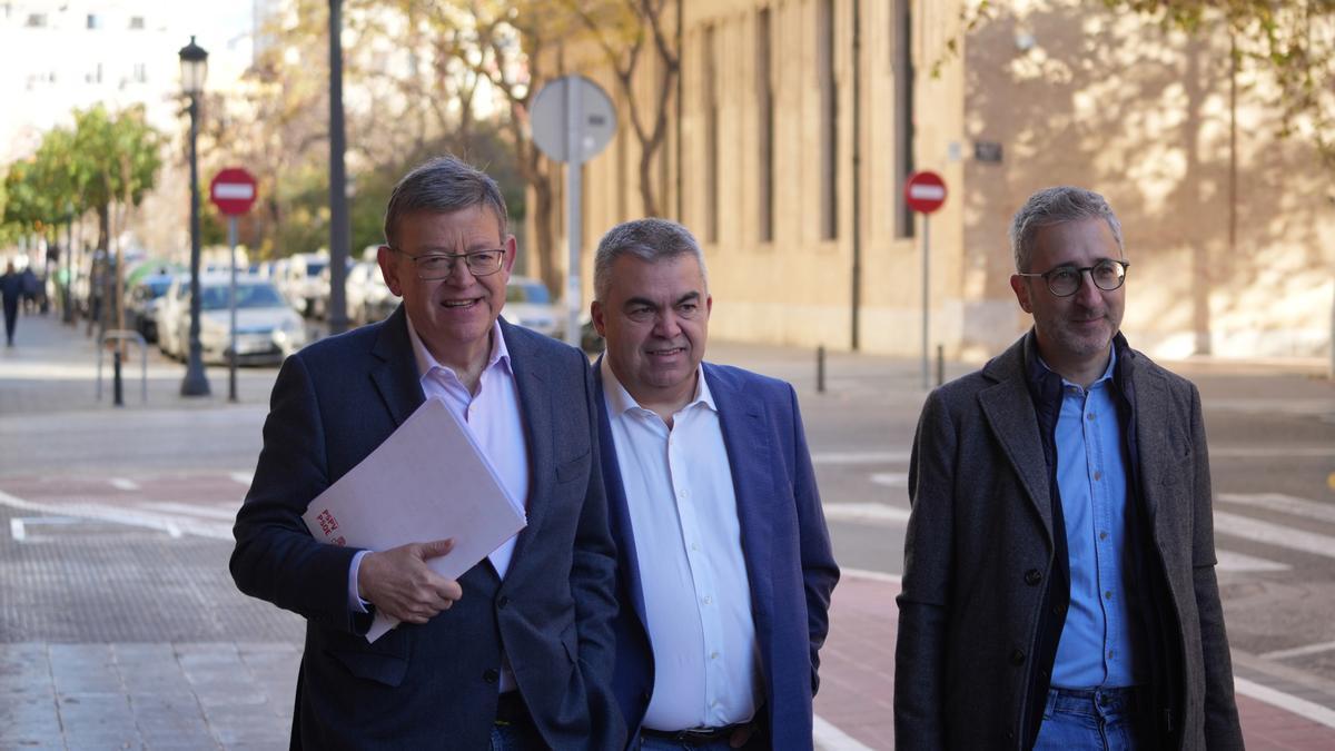 Ximo Puig llega al Comité Nacional junto al secretario de Organización del PSOE, Santos Cerdán.