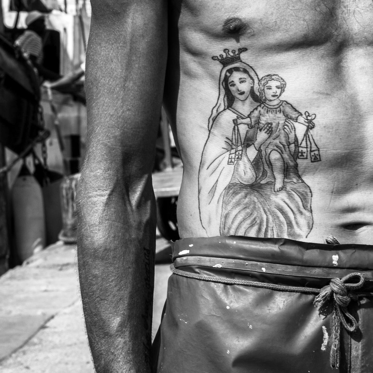 Tatuaje de la Virgen de Loreto, patrona de Santa Pola.