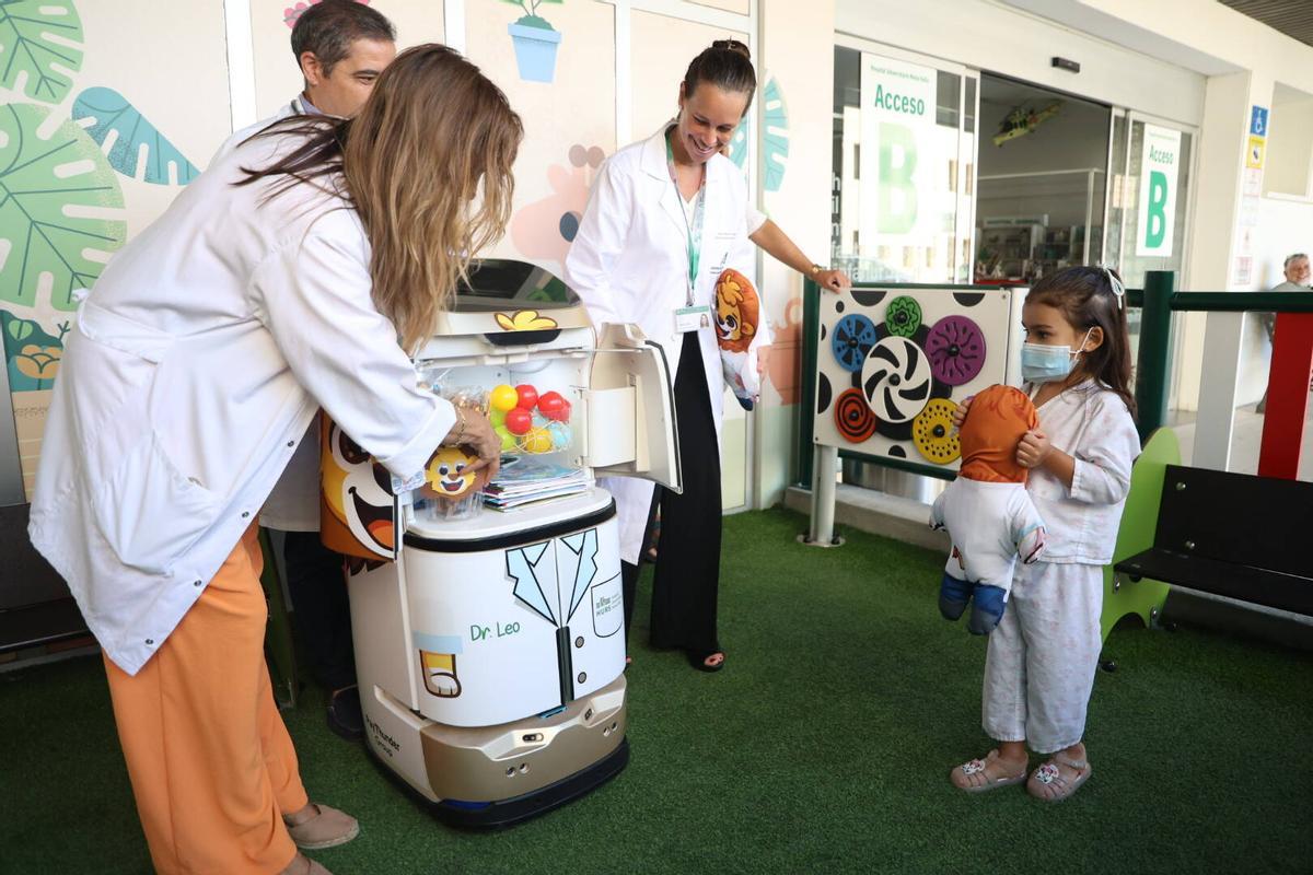 Así es Leo, el nuevo robot que canta, felicita cumpleaños y regala chucherías y sonrisas a los niños del Reina Sofía Así es Leo, el nuevo robot que canta, felicita cumpleaños y regala chucherías y sonrisas a los niños del Reina Sofía