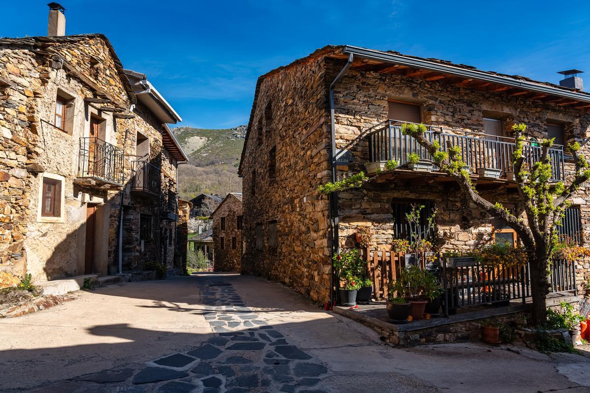 Pintorescas calles de piedra en Valverde de los Arroyos.