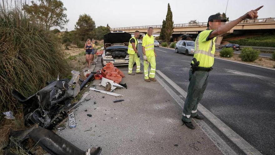 Aufräumarbeiten nach dem Unfall auf der Autobahn.