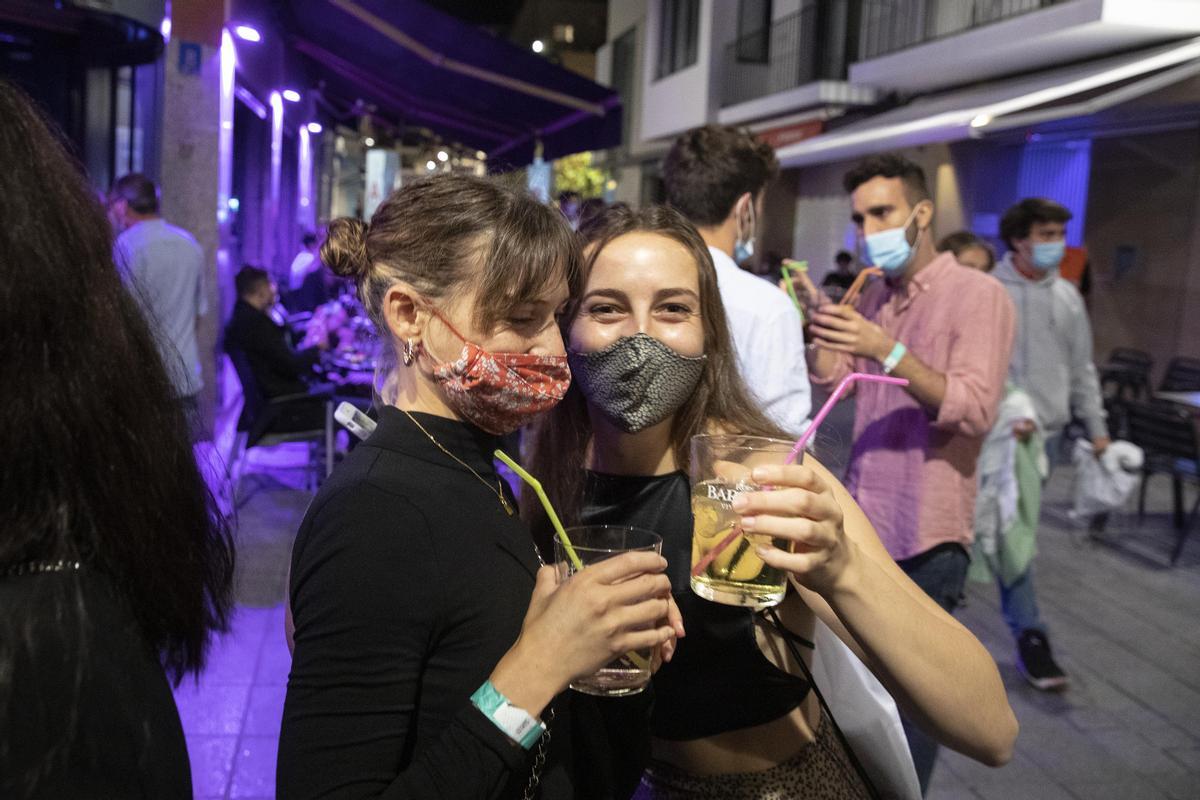 Dos participantes en el ensayo del ocio nocturno seguro en Sitges