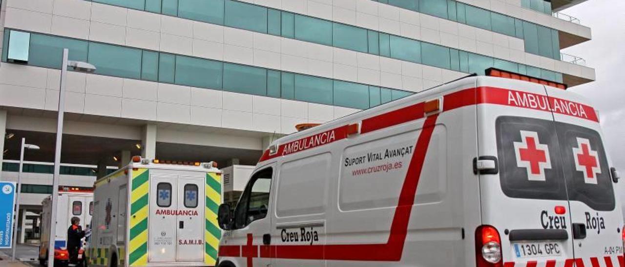 Dos ambulancias en las urgencias del hospital Son Espases de Palma.