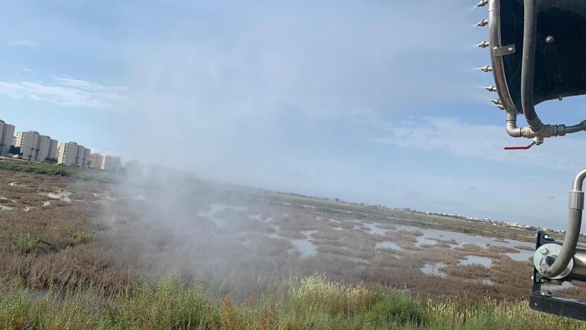 Tratamiento contra el mosquito en el Saladar de Agua Amarga