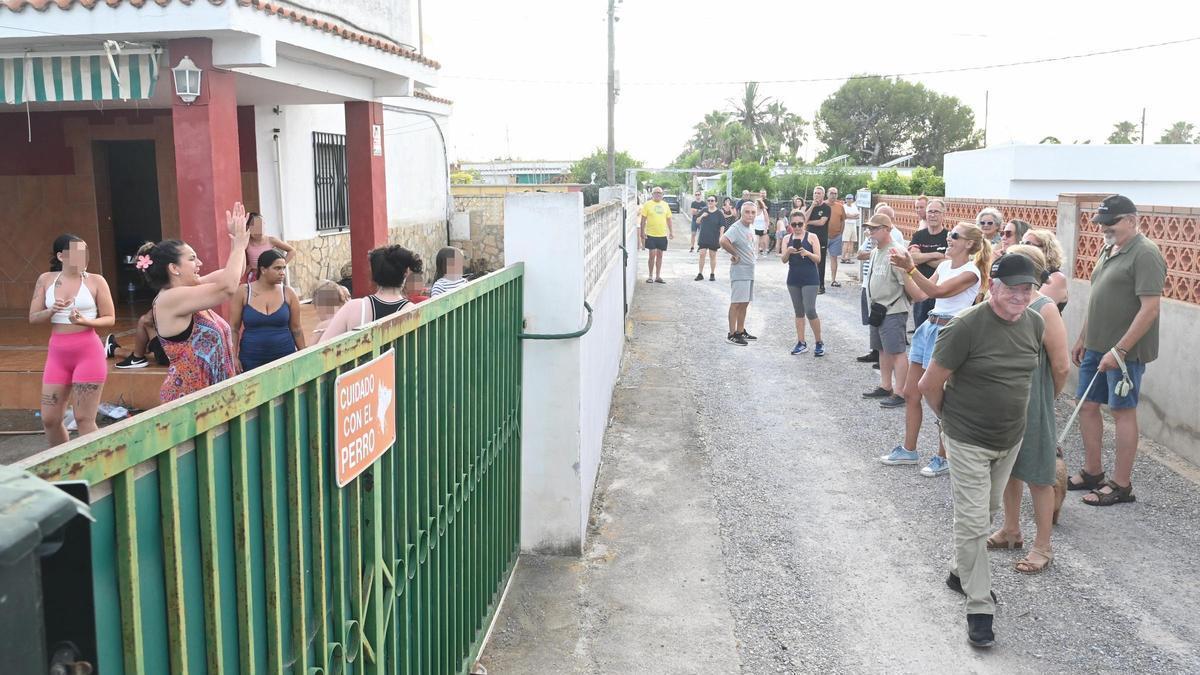 Alrededor de 40 vecinos se encaran a los okupas de una vivienda de la Marjaleria con menores en su interior