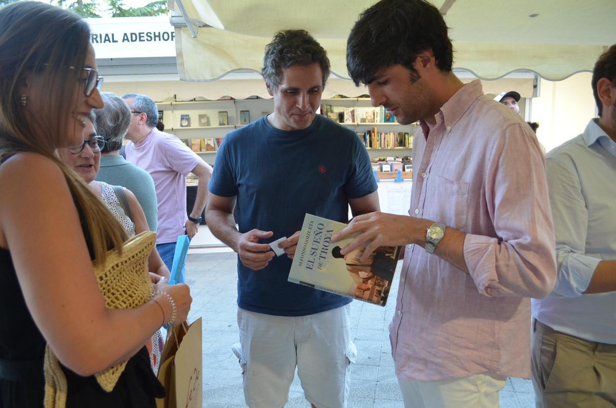 El escritor Goizueta firmando uno de sus libros, durante la Feria.