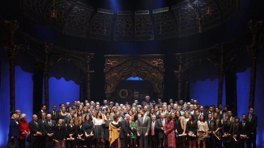 Los participantes en el acto celebrado ayer y presidido por el príncipe.