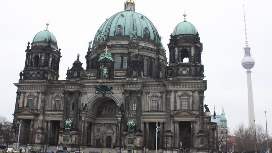 La catedral de Berlín amb l´Alexanderplatz a la dreta.