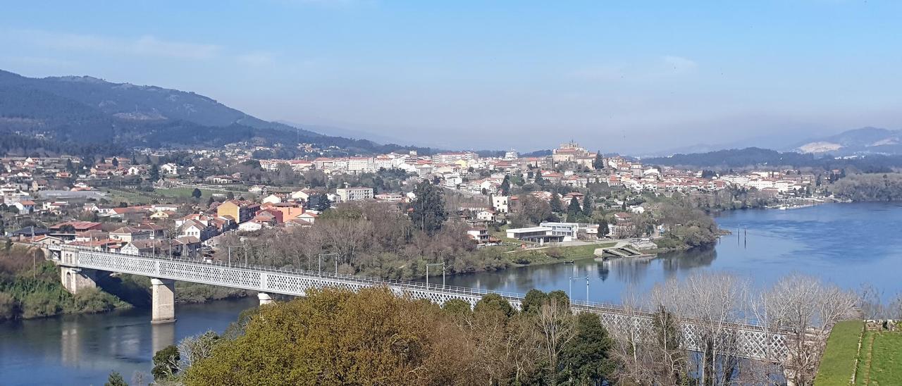 Puente Internacional sobre el Miño entre Tui y Valença.//