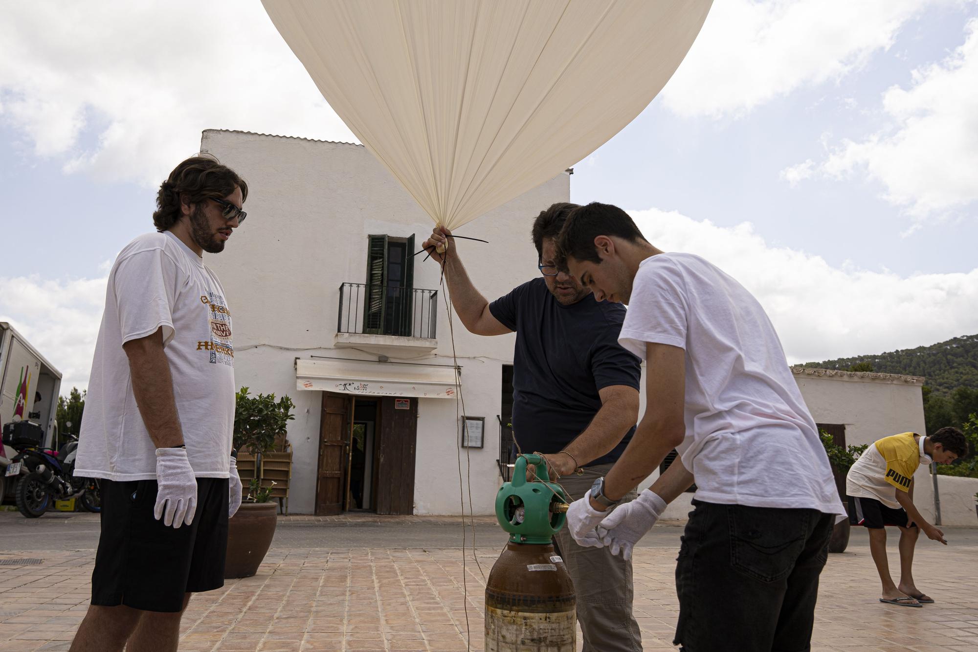 Lanzan a la atmósfera un nano satélite que recogerá muestras ambientales en Ibiza.