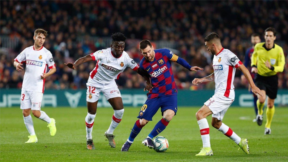 Iddrisu Baba persigue a Leo Messi durante el Barça-Real Mallorca de la primera vuelta de la Liga 2019/20