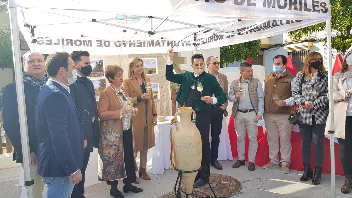 Un venenciador llena las copas de las autoridades en la inauguración.