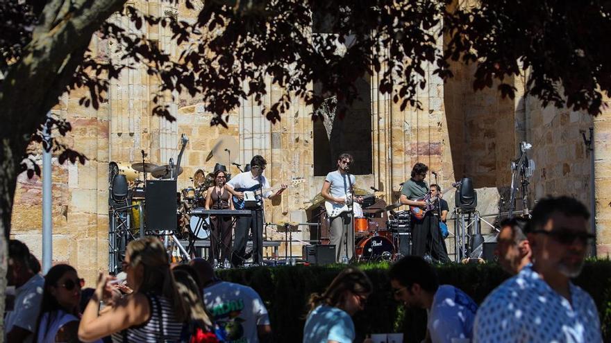 GALERÍA | 'La liturgia del vermú' devuelve la música a la Fundación Rei Afonso Henriques