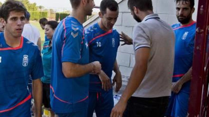 El Oviedo entrena en la Ciudad Deportiva y recibe la visita de Pol y Pelayo