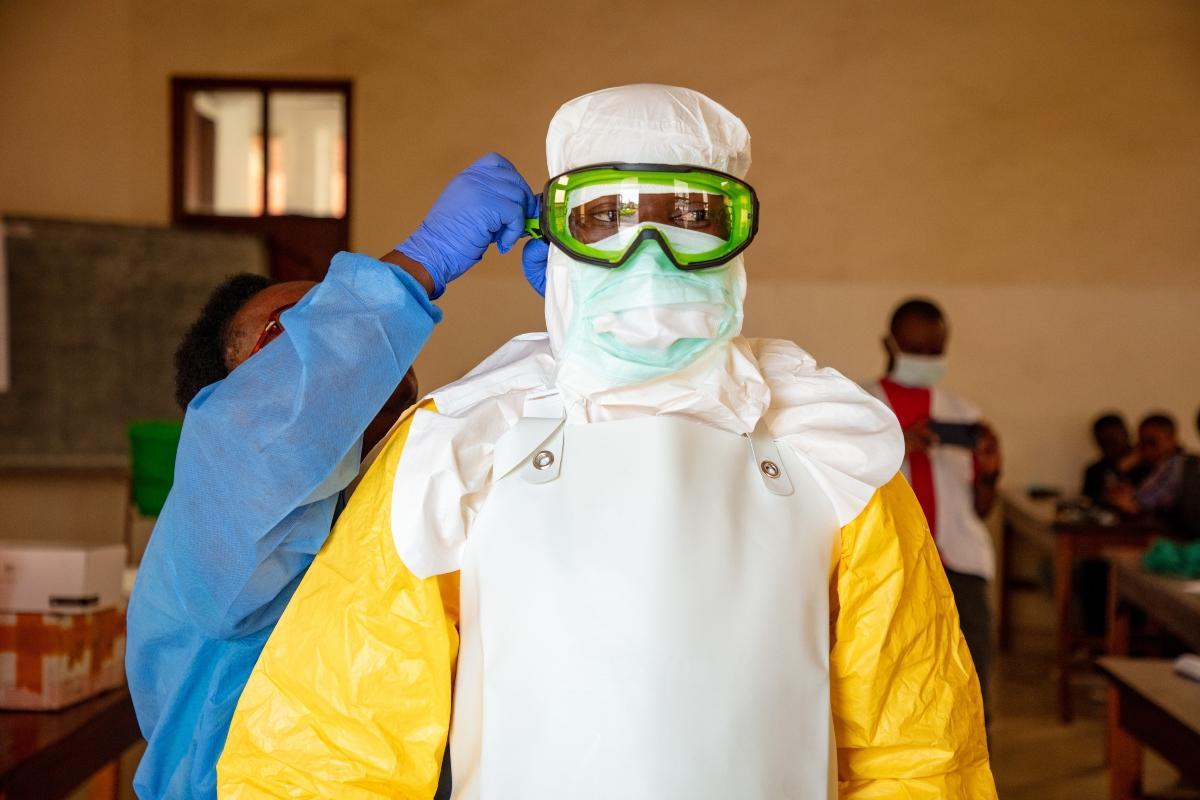 Sanitarios con equipos de protección individual en el Congo