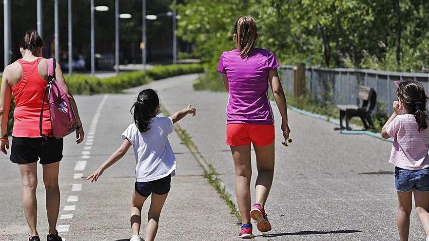 Gent passejant ahir per la ruta del carrilet de Girona.