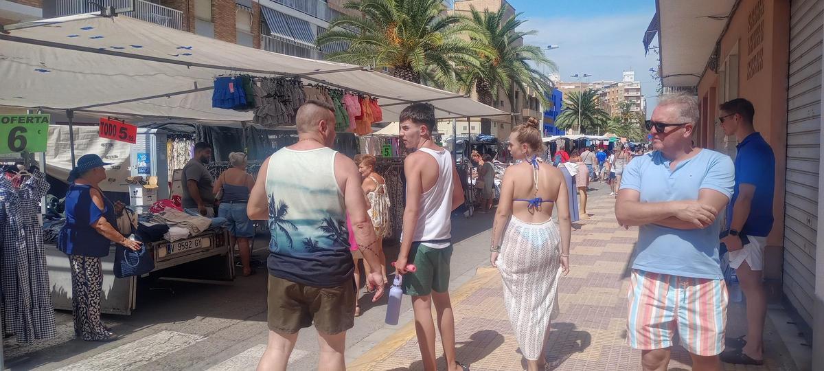 Vecinos y turistas en el mercadillo de Cullera.