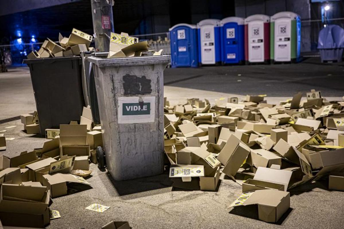 El obsequio del Cruïlla terminó saturando las basuras y contenedores del festival y sus alrededores.