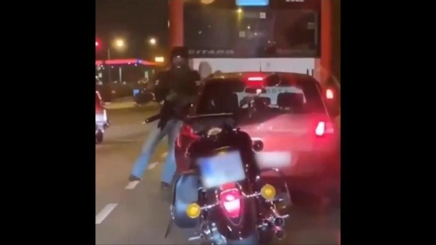 Brutal pallissa d'un motorista a un conductor