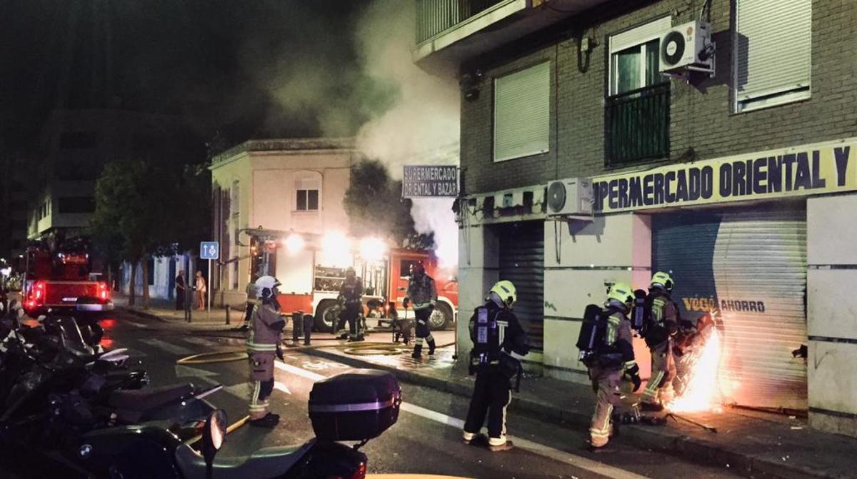 Los bomberos sofocan un peligroso incendio en un bazar en Benalúa con mucha carga térmica