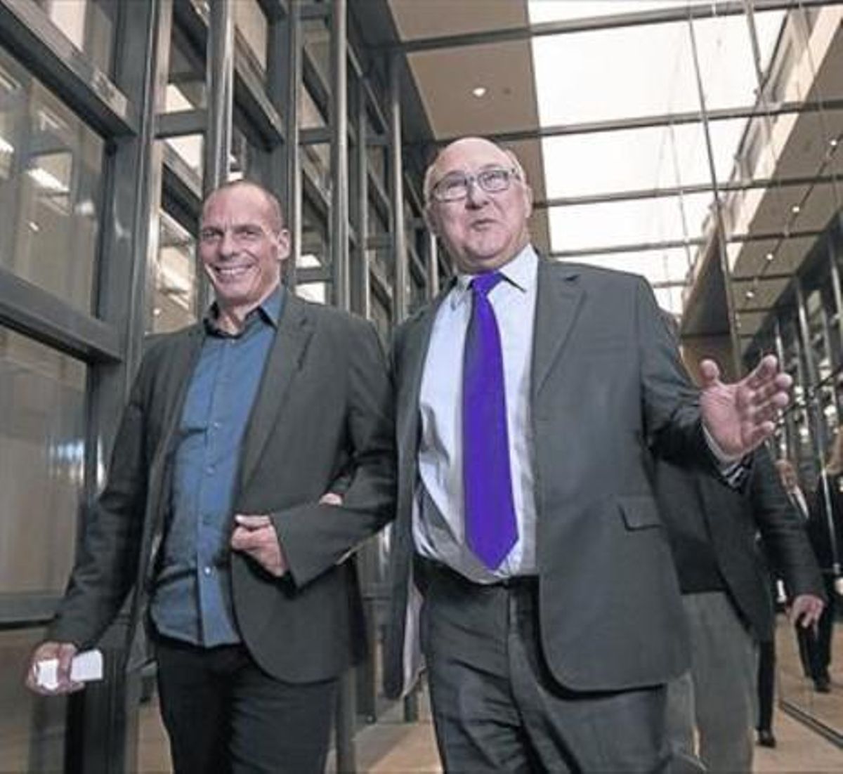 Sapin (dreta) i Varufakis somriuen mentre es dirigeixen a una roda de premsa conjunta, ahir a París. Sapin (dreta) i Varufakis somriuen mentre es dirigeixen a una roda de premsa conjunta, ahir a París.