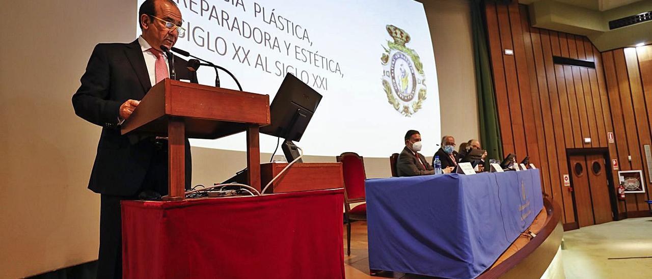 Francisco Menéndez-Graíño, durante su discurso de ingreso en la Academia.. | Luisma Murias