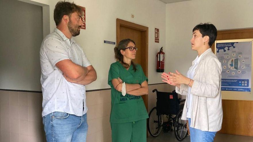 Álex Fiuza y Ariadna Fernández, en el centro de salud de Cruces.