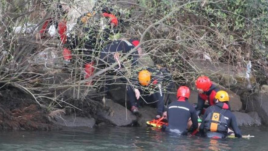 Rescate del cuerpo en el río