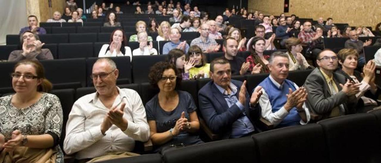 La gala de los premios llenó de literatura y teatro el centro Mario Monreal.  Los ganadores de esta edición con el alcalde de Sagunt, numerosos ediles del gobierno tripartito y dos concejales del PP. f daniel tortajadaUn momento del espectáculo preparado por Camí de Nora, donde se resaltó la aportación de las mujeres a la literatura f daniel tortajadaEdiles y alcaldes de Faura, Petrés, Algar de Palància y Benifairó de les Valls, entre otros asistentes.f daniel tortajada