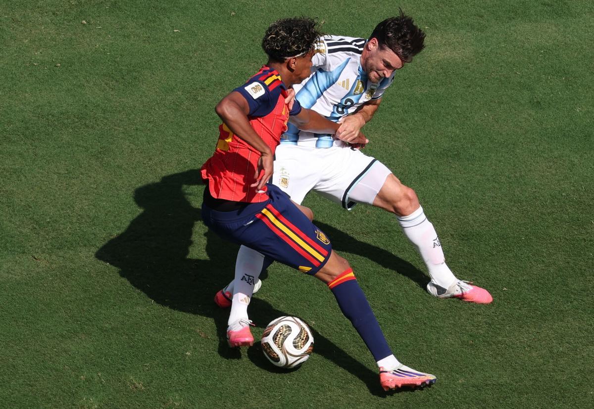 Lamine y Tagliafico vivieron un gran duelo en el España-Argentina