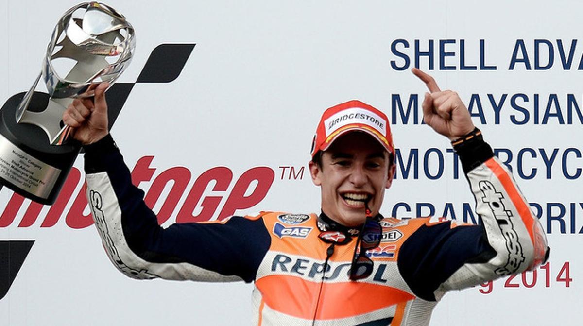 Marc Márquez, amb el trofeu que l’acredita com a guanyador del GP de Malàisia, a Sepang. Marc Márquez, amb el trofeu que l’acredita com a guanyador del GP de Malàisia, a Sepang.