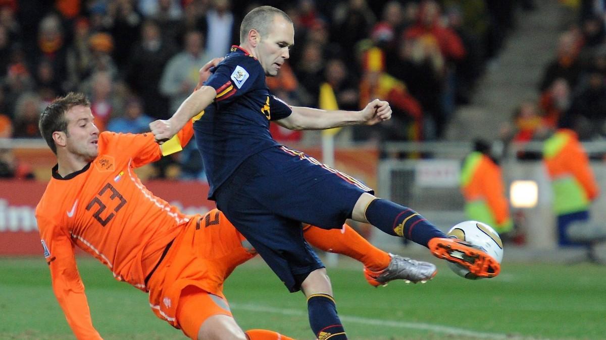 Van der Vaart intenta tapar el tiro de Iniesta en la final del Mundial de 2010