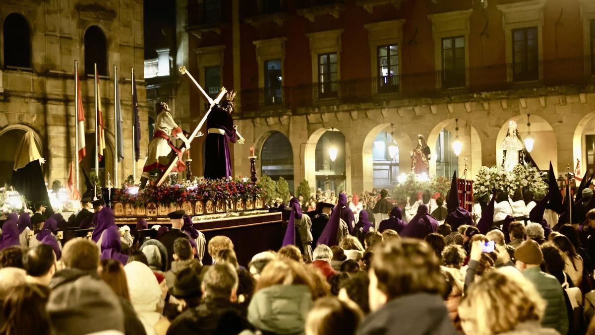 VÍDEO: Gijón vive la procesión del Encuentro del Miércoles Santo