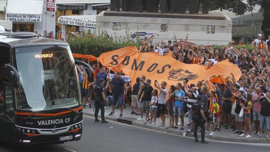 Así fue el recibimiento del la afición del Valencia a su equipo