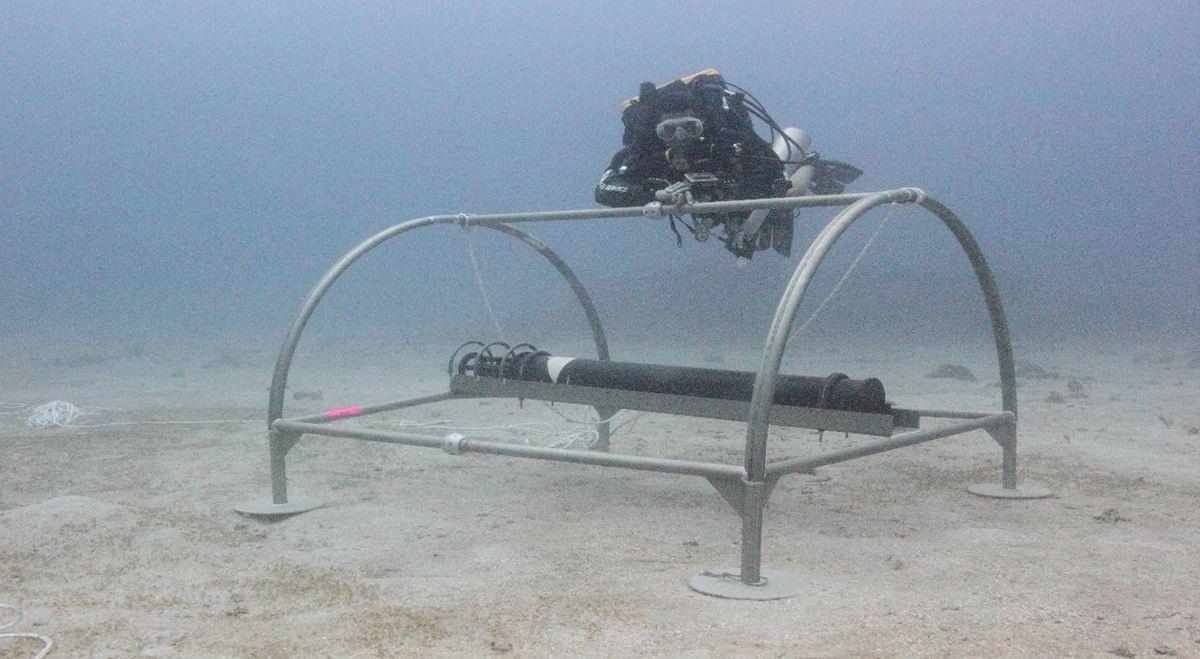 Hidrófono desplegado en una región de arrecifes tropicales dentro del Parque Nacional de Samoa.